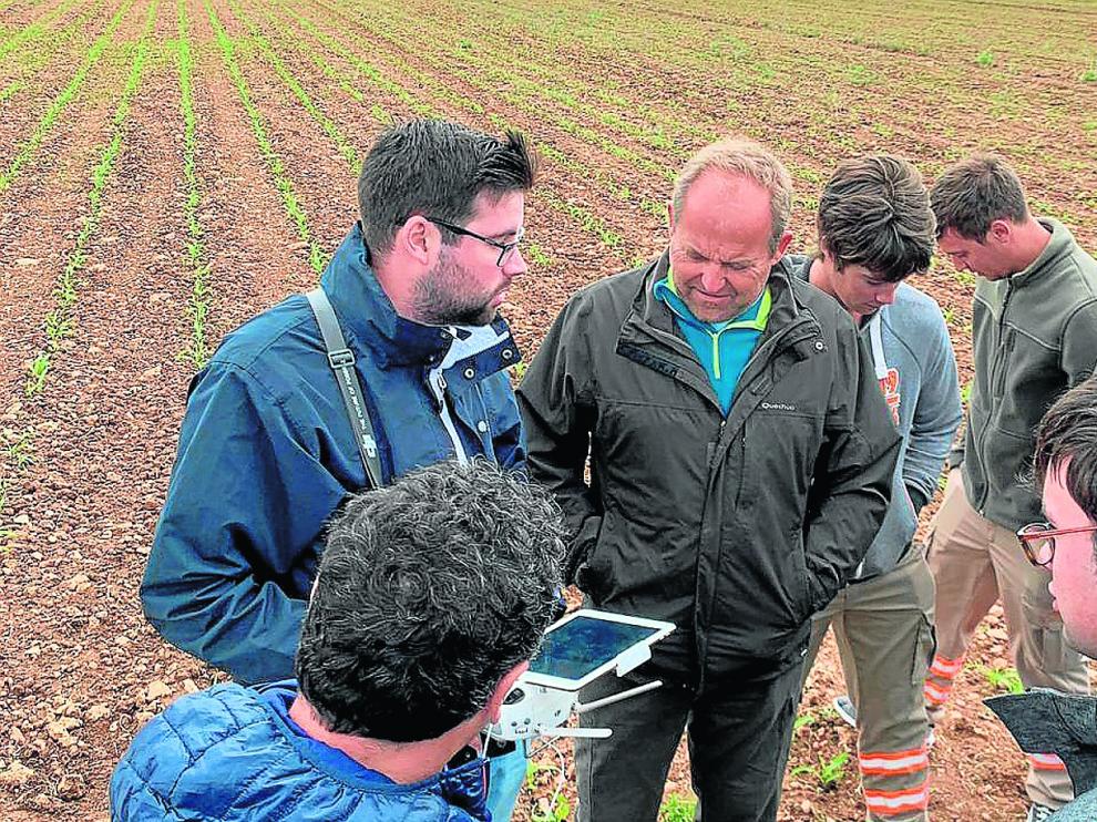 Un momento de la jornada realizada en Sariñena en la que los organizadores demostraron las ventajas de la utilización de drones.