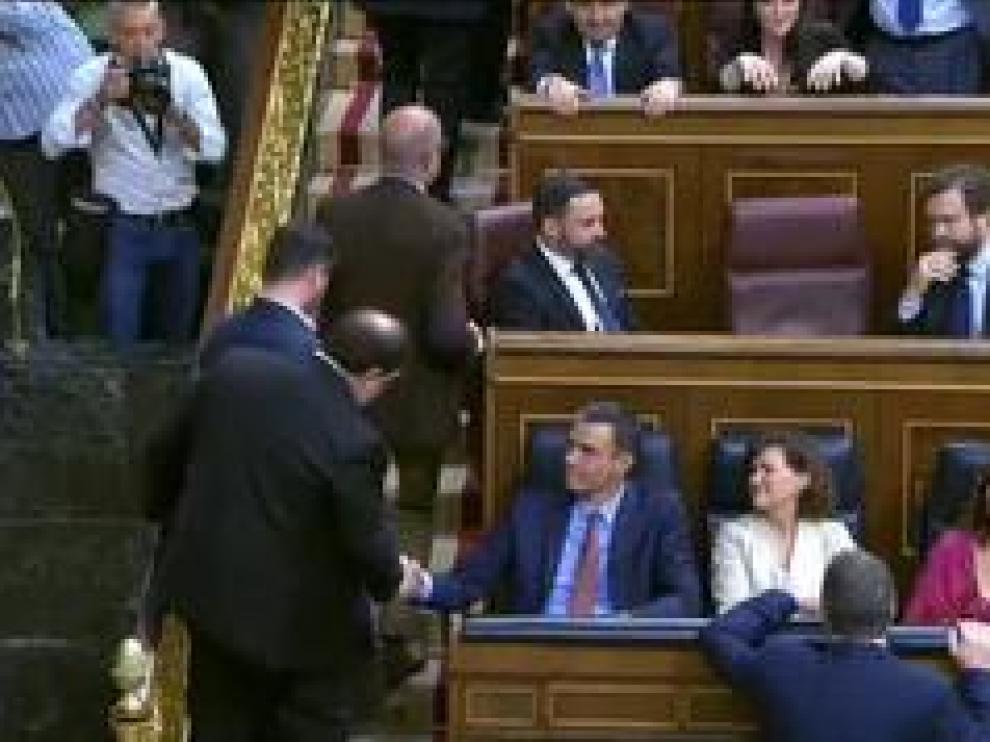 Tras un primer saludo al inicio de la sesión el presidente en funciones y el líder de ERC, han mantenido una breve conversación. Pedro Sánchez se encontraba hablando por teléfono cuando Oriol Junqueras ha pasado a su lado y se ha dirigido a él.