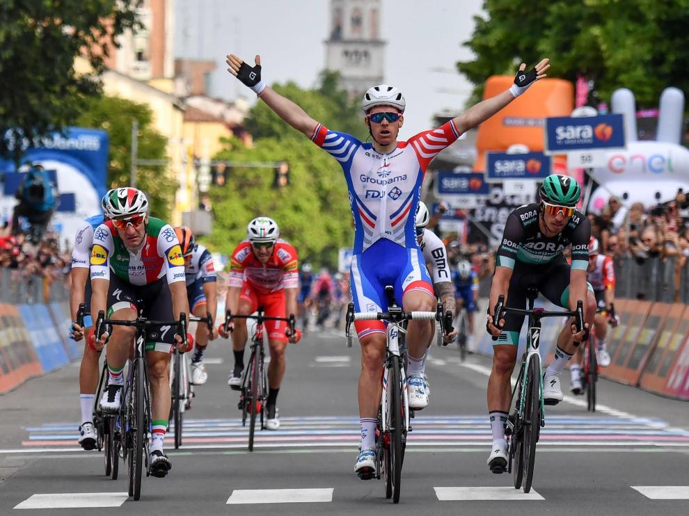 Arnaud Démare celebra imponerse en la décima etapa del Giro de Italia.