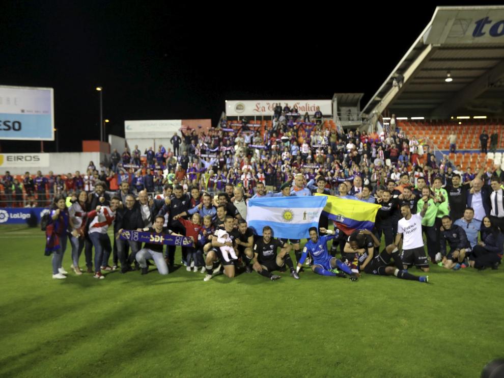 La expedición azulgrana que tocó la gloria en Lugo hace doce meses posa con los aficionados.