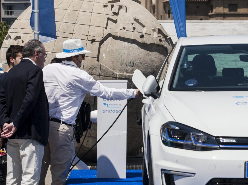 Imagen de archivo de la llegada a Zaragoza del coche eléctrico de Endesa a la plaza del Pilar.