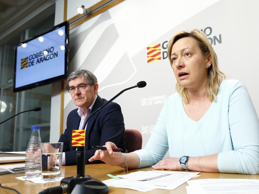 Los consejeros Vicente Guillén y Marta Gastón en la rueda de prensa hoy en el Pignatelli