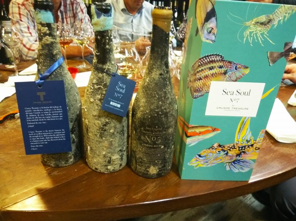 Los dos vinos de Edra de Crusoe Treasure, junto a otro de garnacha blanca y una caja en la que se venden estas botellas.