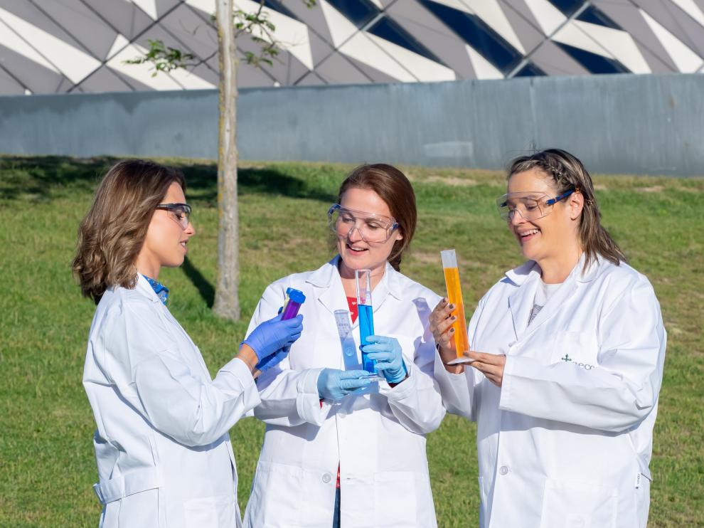 De izquierda a derecha, las investigadoras de la AECC en Aragón Noelia Mendoza, Patricia Sancho y Pilar Martín.