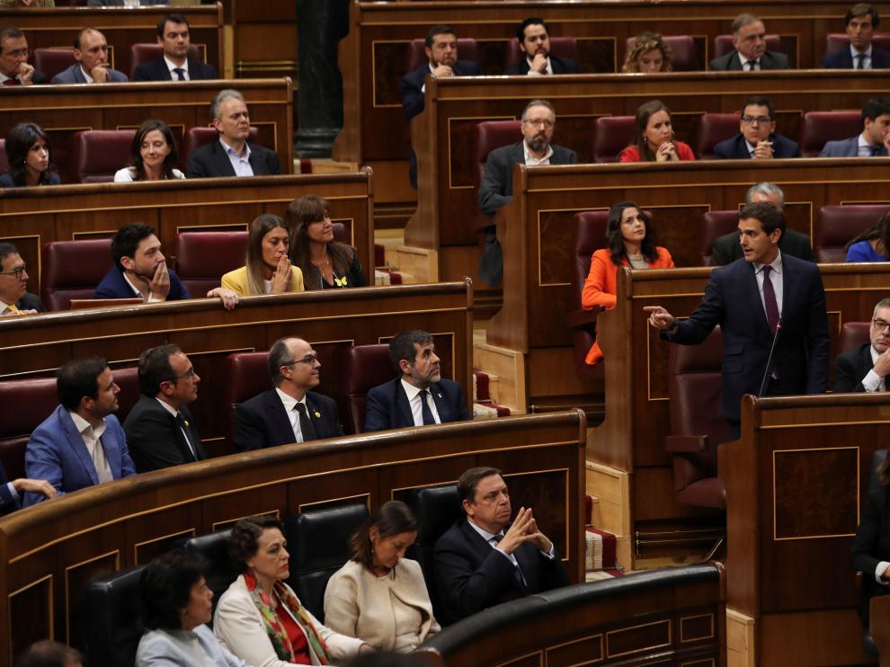 El presidente de Ciudadanos, Albert Rivera (d), durante la sesión constitutiva de las nuevas Cortes Generales.