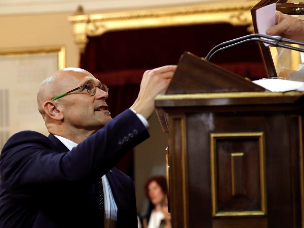 El senador de ERC, Raúl Romeva, en prisión preventiva, deposita su voto durante la sesión constitutiva del Senado.