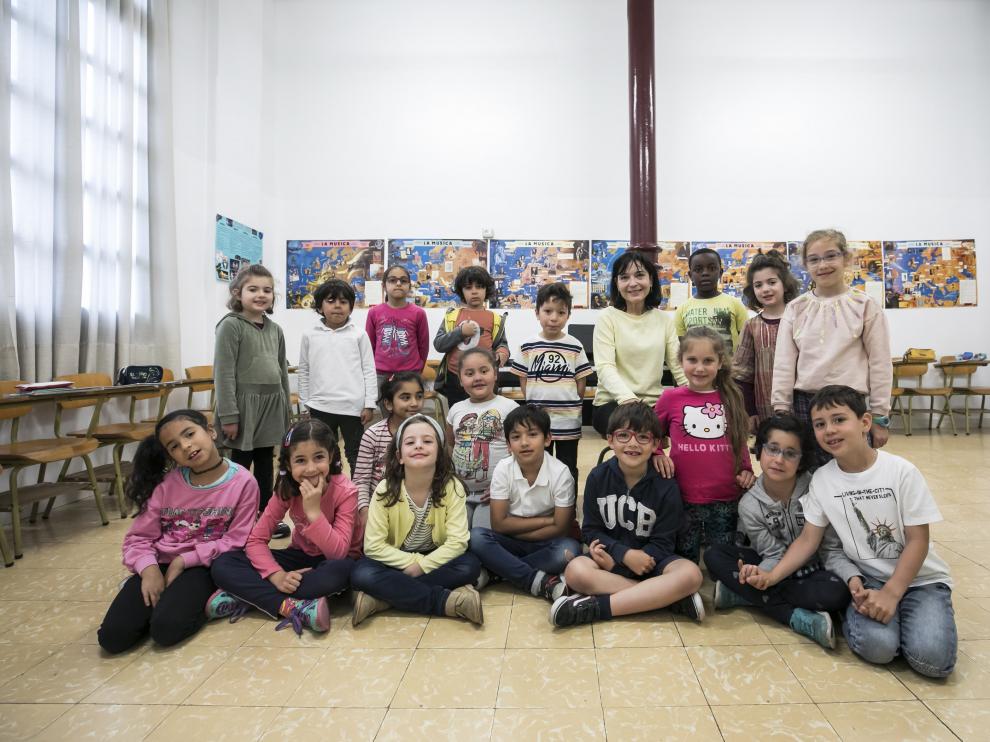 María Isabel Zamora Martínez, directora del CEIP Gascón y Marín de Zaragoza, antes de comenzar la clase de música con sus alumnos de primaria
