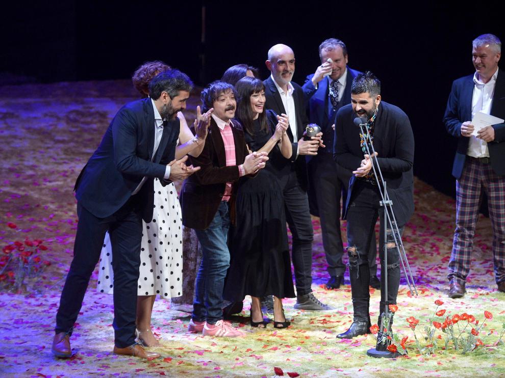 Integrantes de la compañía de Teatro de la CIudad y Teatro de la Abadía, tras recibir el Premio Max 2019 al "Mejor espectáculo" por la obra 'La Ternura'.