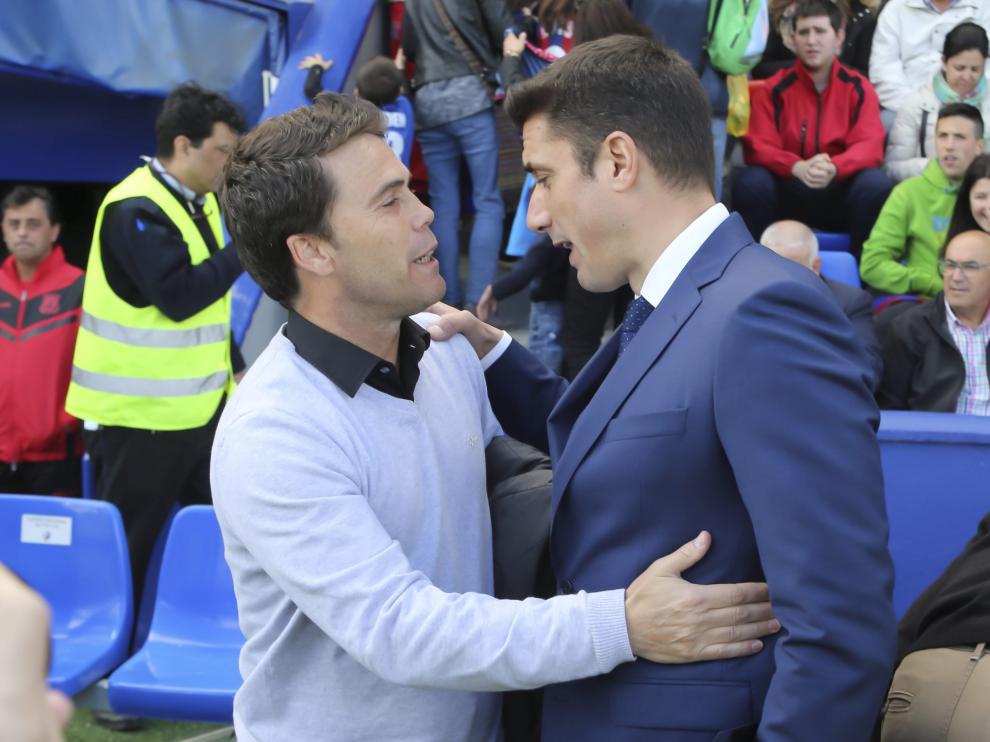 Rubi y Julio Velázquez se saludan antes del Huesca-Alcorcón de la 17-18.