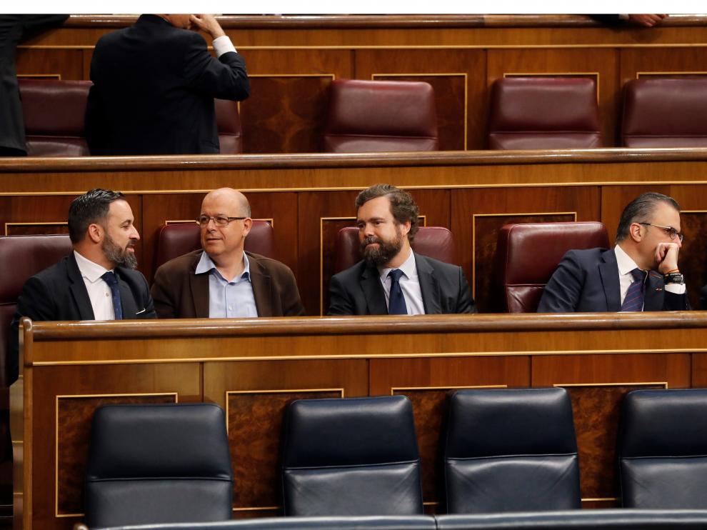 Abascal llega pronto al Congreso y se sienta detrás del presidente del Gobierno