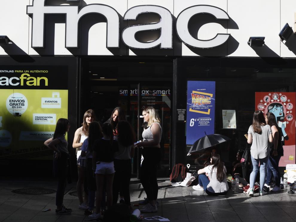 Expectación ante la llegada de Carlos Right a la Fnac de Zaragoza.