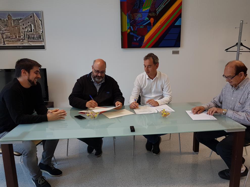 Representantes municipales y de las entidades beneficiarias, en la firma del convenio.