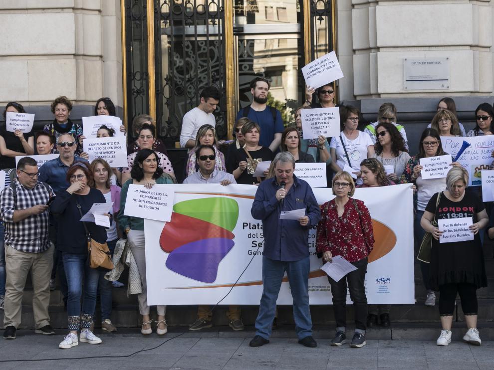 Concentración de profesionales de los servicios sociales comarcales este miércoles en la plaza de España de Zaragoza.