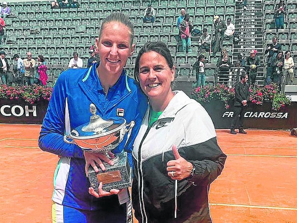 Junto a una triunfante Pliskova. El pasado sábado Karolina Pliskova, tenista entrenada por Conchita, se alzó con el Masters 1.000 de Roma. Ambas se inmortalizaron en la pista del Foro Itálico con el trofeo.