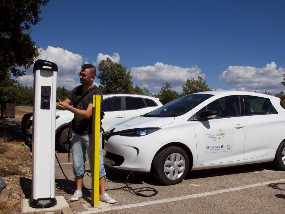 Un conductor recargando su vehículo eléctrico en Zamora