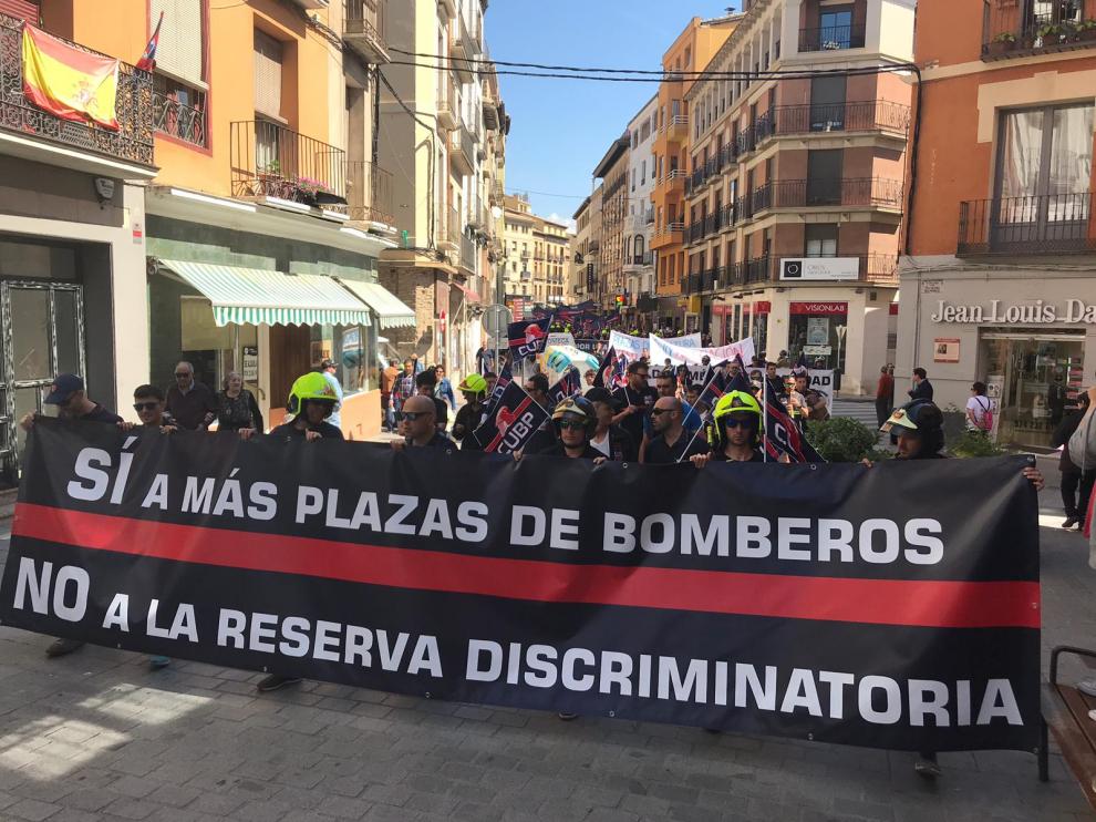 Protesta de bomberos por las calles de Huesca