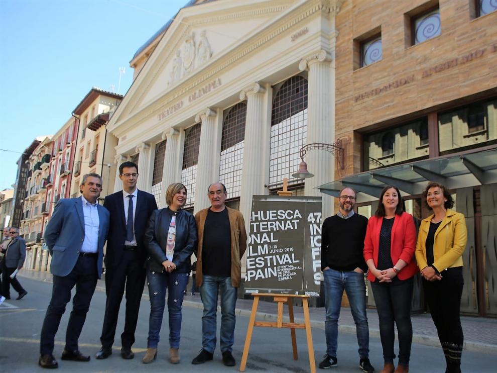 Representantes de las instituciones y entidades que patrocinan el Festival de Cine de Huesca delante del Olimpia