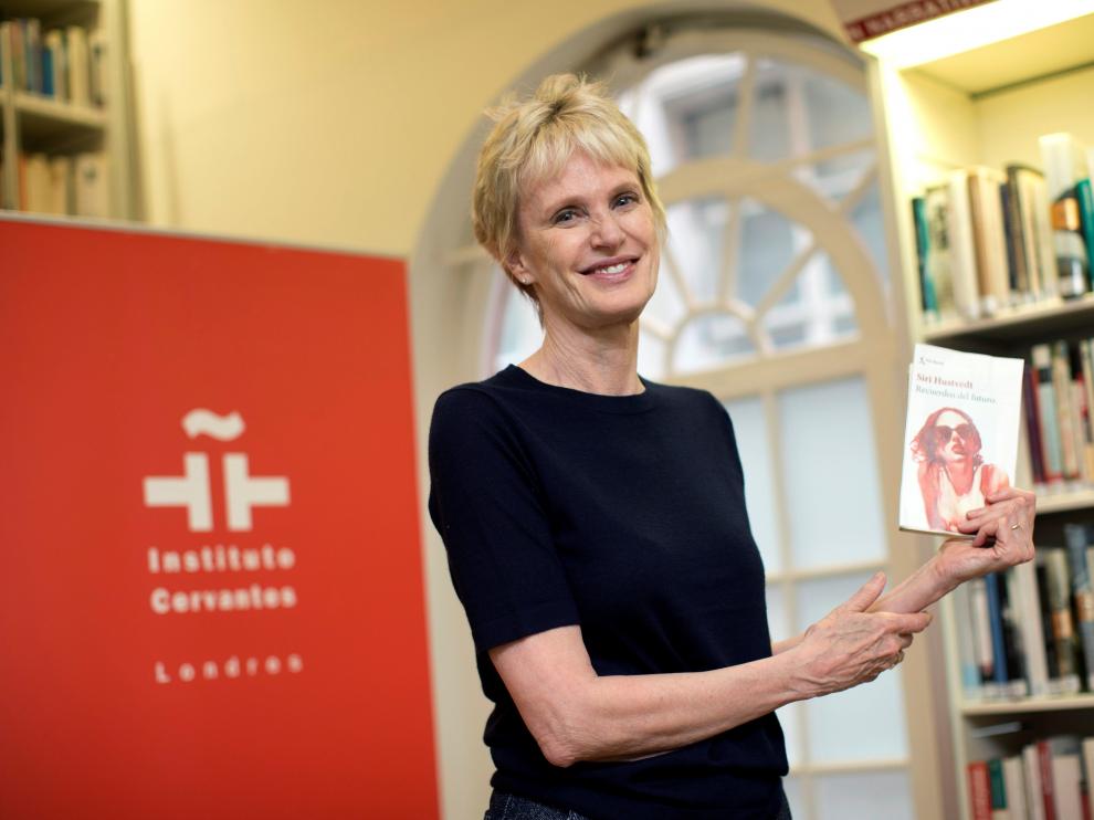 Siri Hustvedt, flamante premio Princesa de Asturias, muestra su último libro, este miércoles en el Instituto Cervantes de Londres.