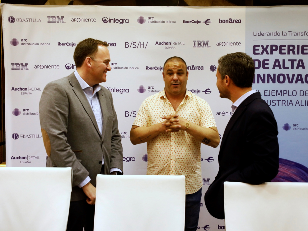 Félix Gil, director general del grupo Integra, junto al chef Ángel León, del restaurante Aponiente del Puerto de Santa María; y Nacho Torre, director de Marketing y Estrategia Digital de Ibercaja