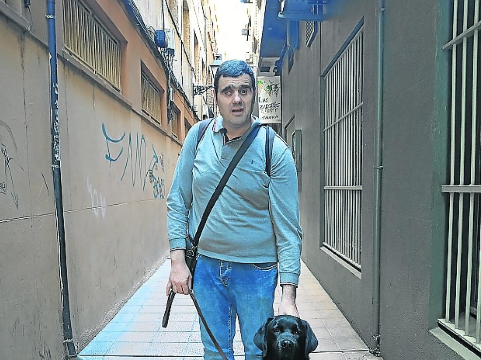 Usier, un perro labrador de apenas dos años, es la luz que ilumina el caminar de Sergio Brau, su guía por las calles de Zaragoza