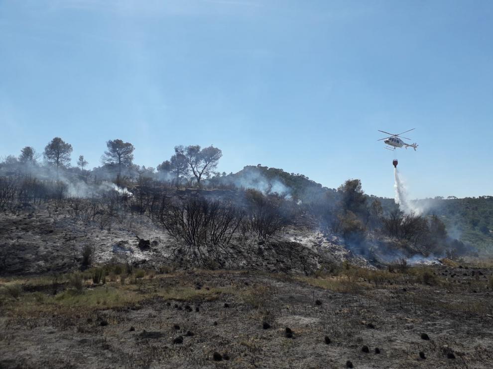 Un helicóptero trabaja en la extinción del fuego de Maella.