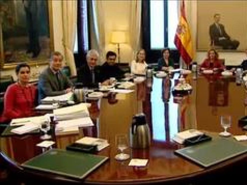 La Mesa del Congreso deberá decidir hoy si suspende a los diputados en prisión preventiva o si, por el contrario, consultan con los servicios de la cámara tras haber recibido la respuesta del Supremo a su requerimiento al respecto.