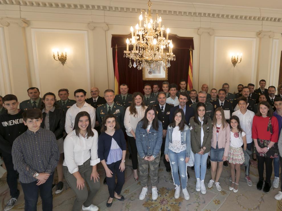 Alumnos del colegio Santa Ana junto a las autoridades y agentes reconocidos de la Guardia Civil y Policía Nacional.