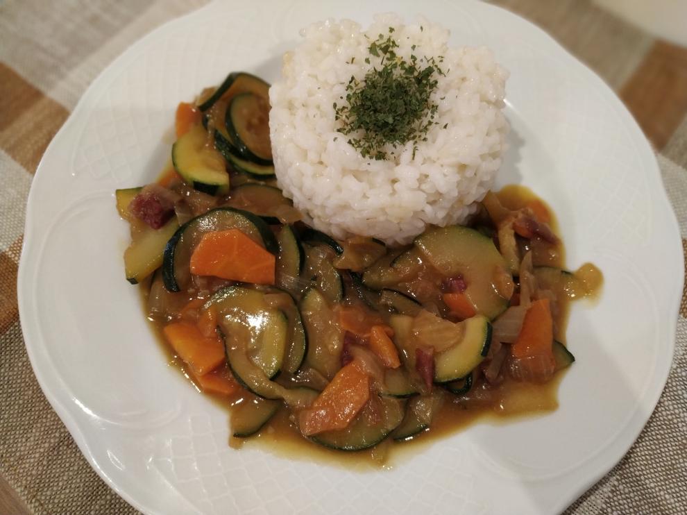 Arroz con salsa de calabacín y jamón.