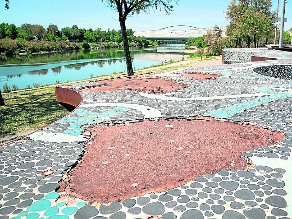 Mosaico oxidado.
Esta estructura, que ocupa casi 700 metros de largo de la parte central del frente fluvial y que sirve como asiento para los viandantes, presenta grandes zonas agrietadas y corroídas y además carece de un gran número de las piezas de cerámica con las que está hecha.