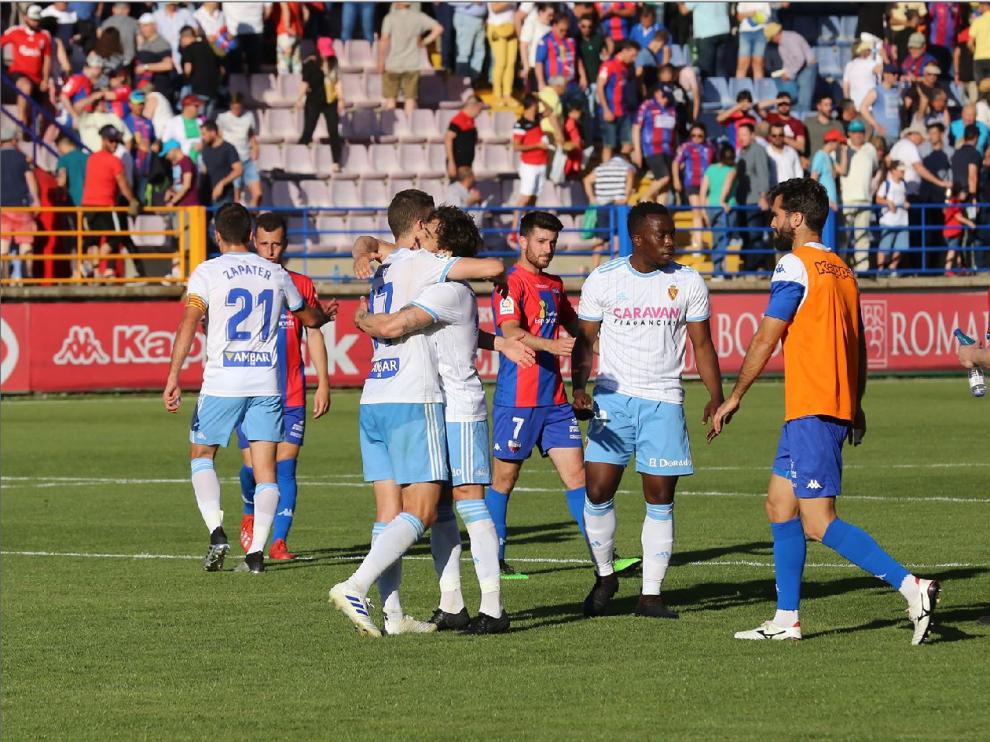 Imagen del final del último partido jugado fuera de casa por el Real Zaragoza, su victoria por 0-3 en Almendralejo ante el Extremadura. Este viernes espera repetir momentos de alegría como el de la fotografía.