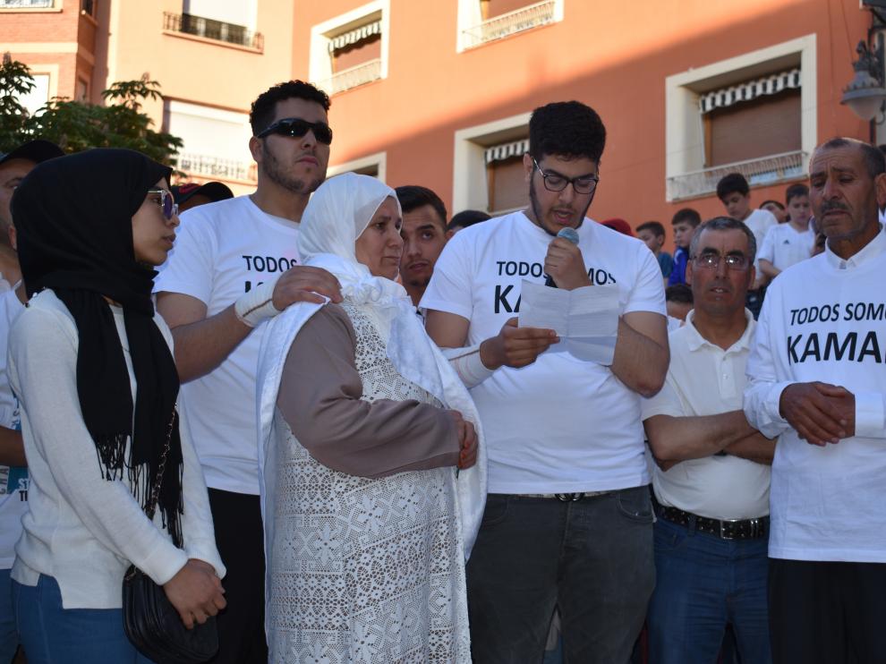 La familia de Kamal, el chico de 17 años al que arrojaron ácido, durante la masiva concentración de apoyo que se celebró en Caspe