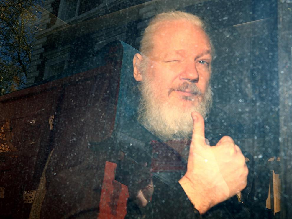 Imagen de Julian Assange tras su arresto en Londres.