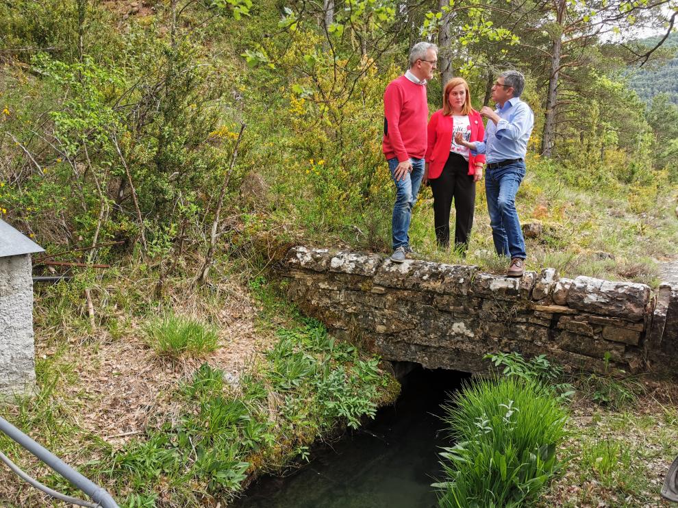 Juan Manuel Ramón, Olvido Moratinos y Hugo Morán en su visita al canal de abastecimiento de agua a Jaca.