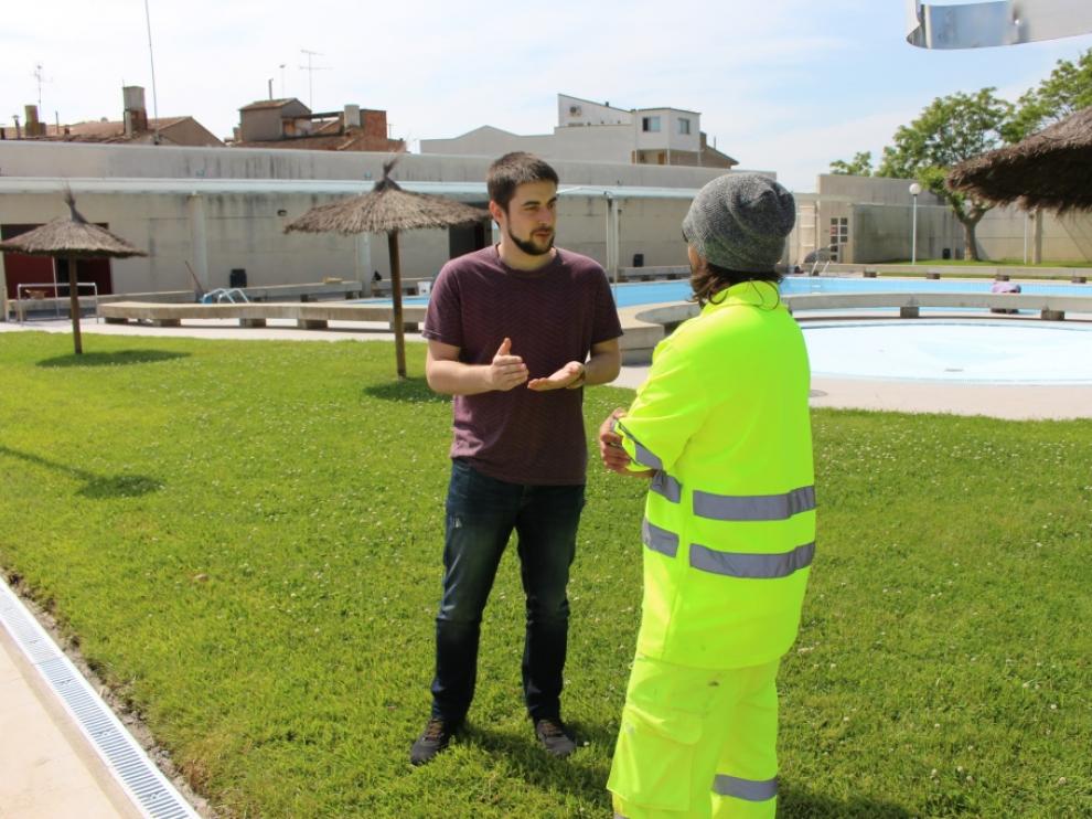 El concejal de Deportes de Binéfar, Carlos Arroyos, el año pasado en las piscinas.