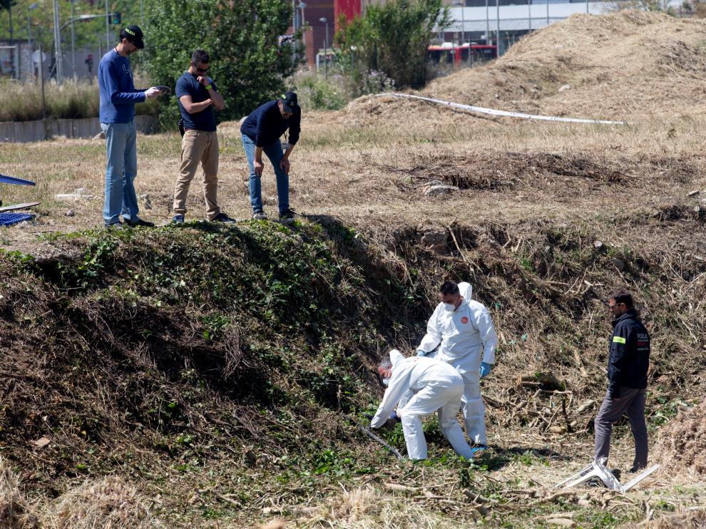 Miembros de la policía científica de los Mossos trabajando en la búsqueda de pruebas.