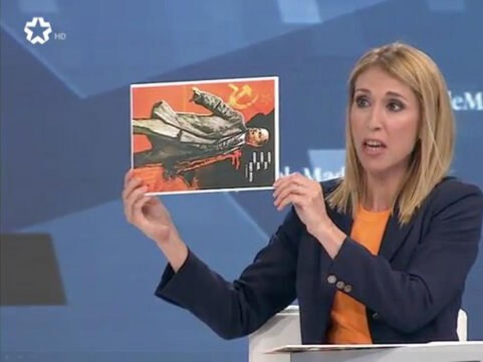Saavedra mostrando la imagen de Lenin