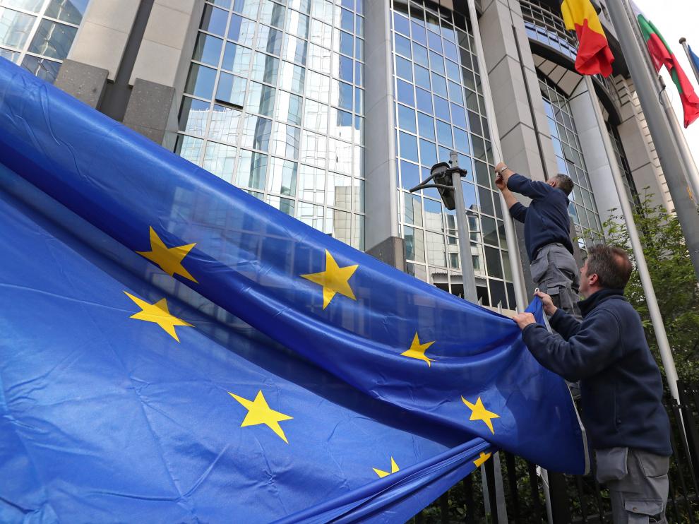 Izado de la bandera de Europa en el edificio del Parlamento en Bruselas.