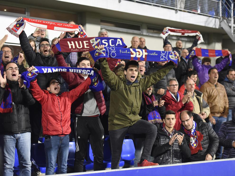 Varios aficionados del Huesca, durante un encuentro en El Alcoraz.