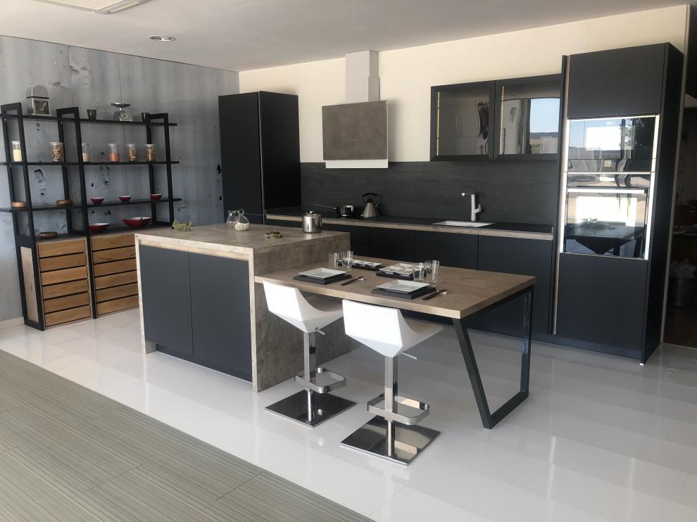 Cocina de diseño vanguardista que se encuentra expuesta en las instalaciones de Ama Cocinas.