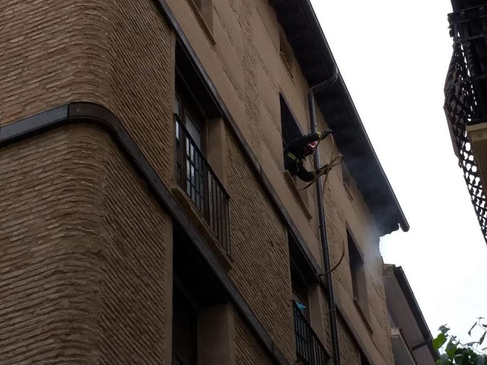 Trabajo de los bomberos en la calle General Ricardos