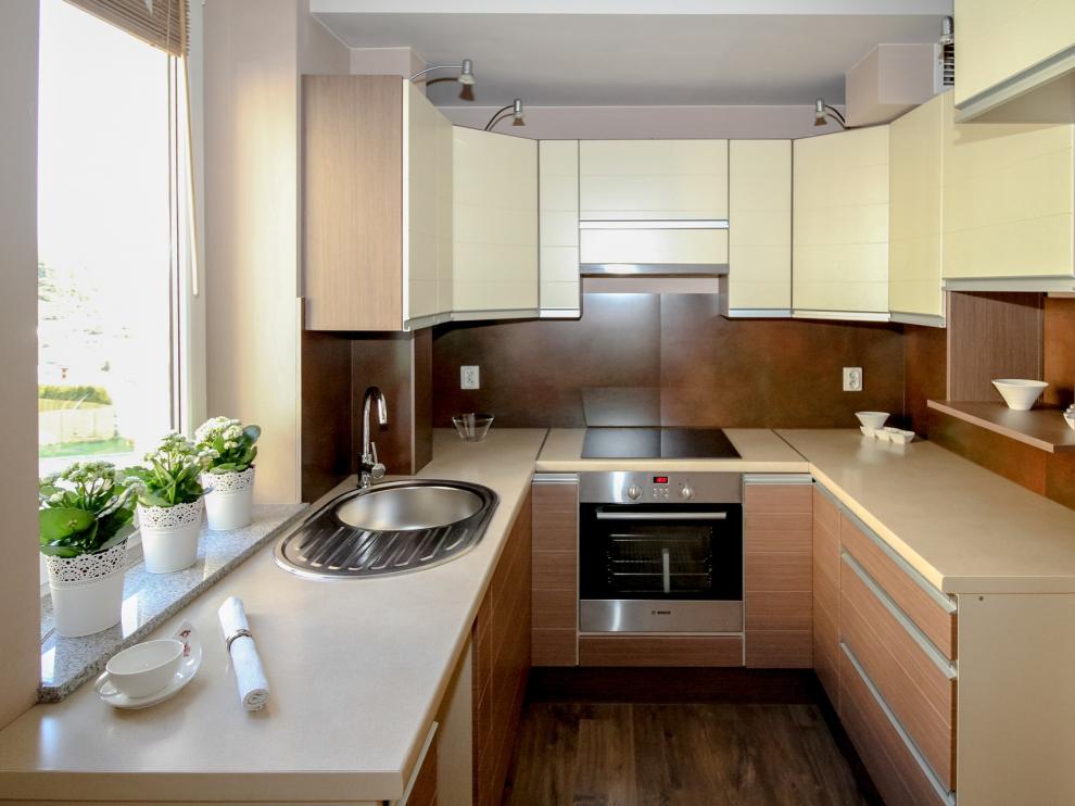 Colocar muebles a medida y optar por dispositivos de menor tamaño ayuda a optimizar el espacio en la cocina.