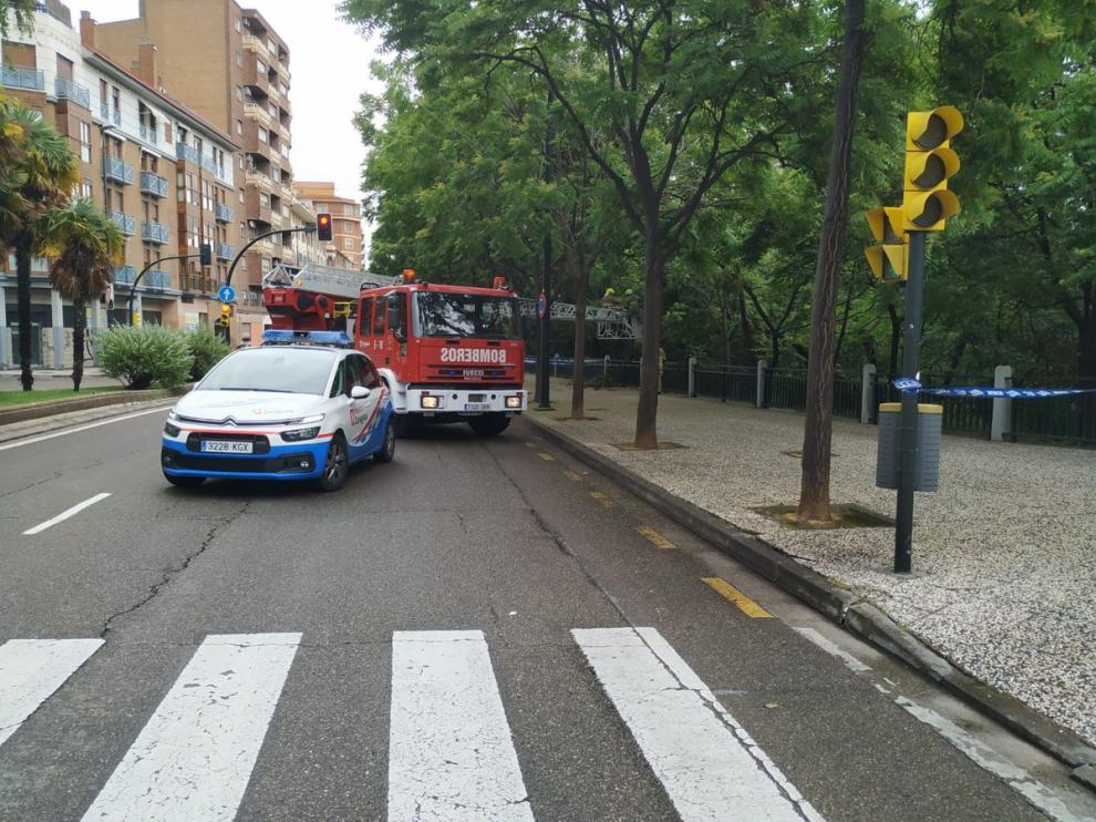 El árbol dañado por la lluvia se encontraba en la calle Asalto con Heroísmo.