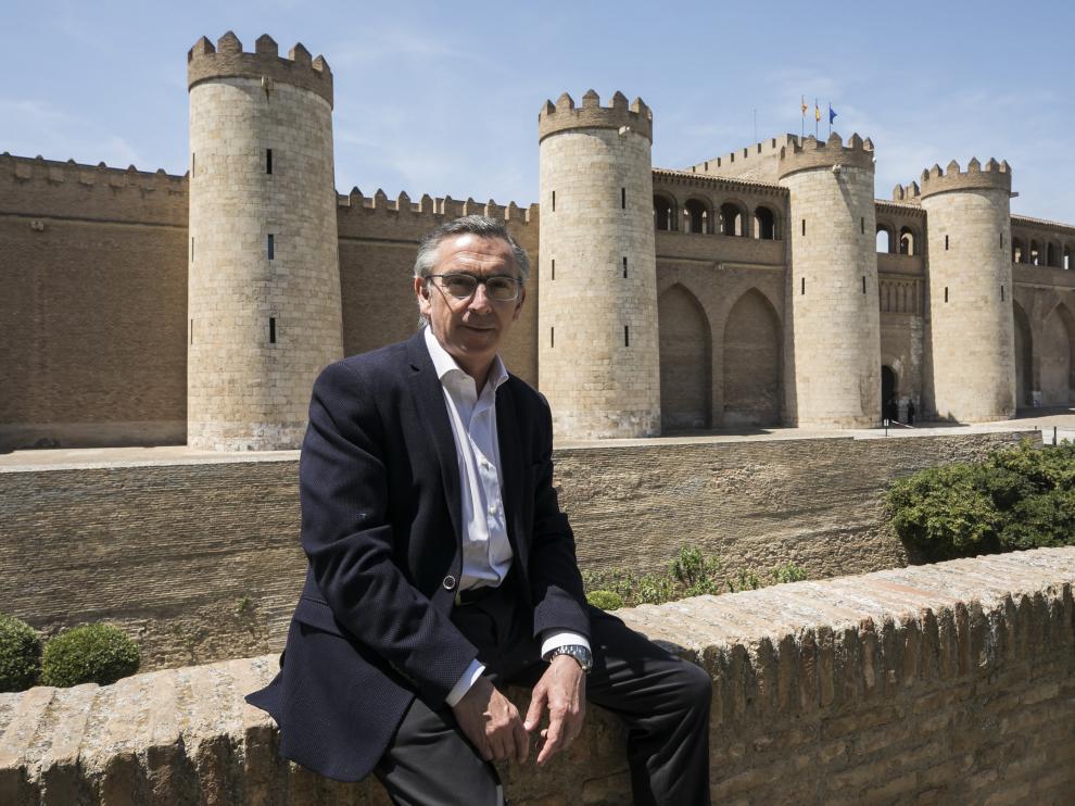 El candidato del PP, Luis María Beamonte, eligió fotografiarse en el exterior del palacio de la Aljafería, sede de las Cortes.