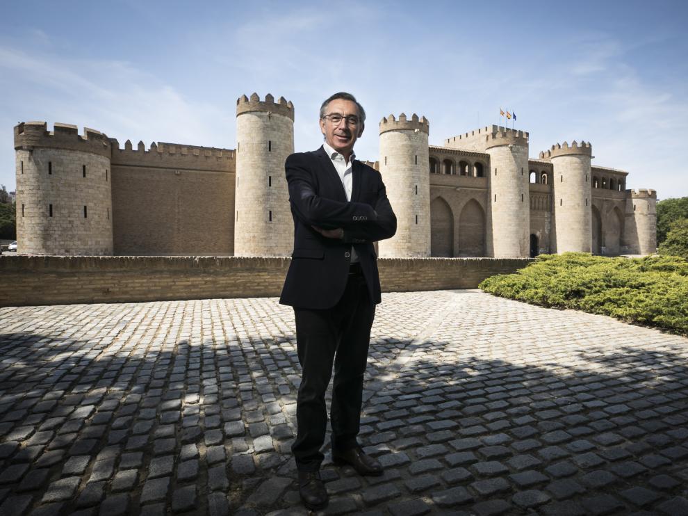 El candidato del PP, Luis María Beamonte, eligió fotografiarse en el exterior del palacio de la Aljafería, sede de las Cortes.