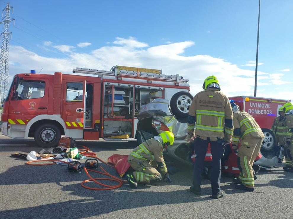 Los Bomberos trabajan en el lugar del accidente.