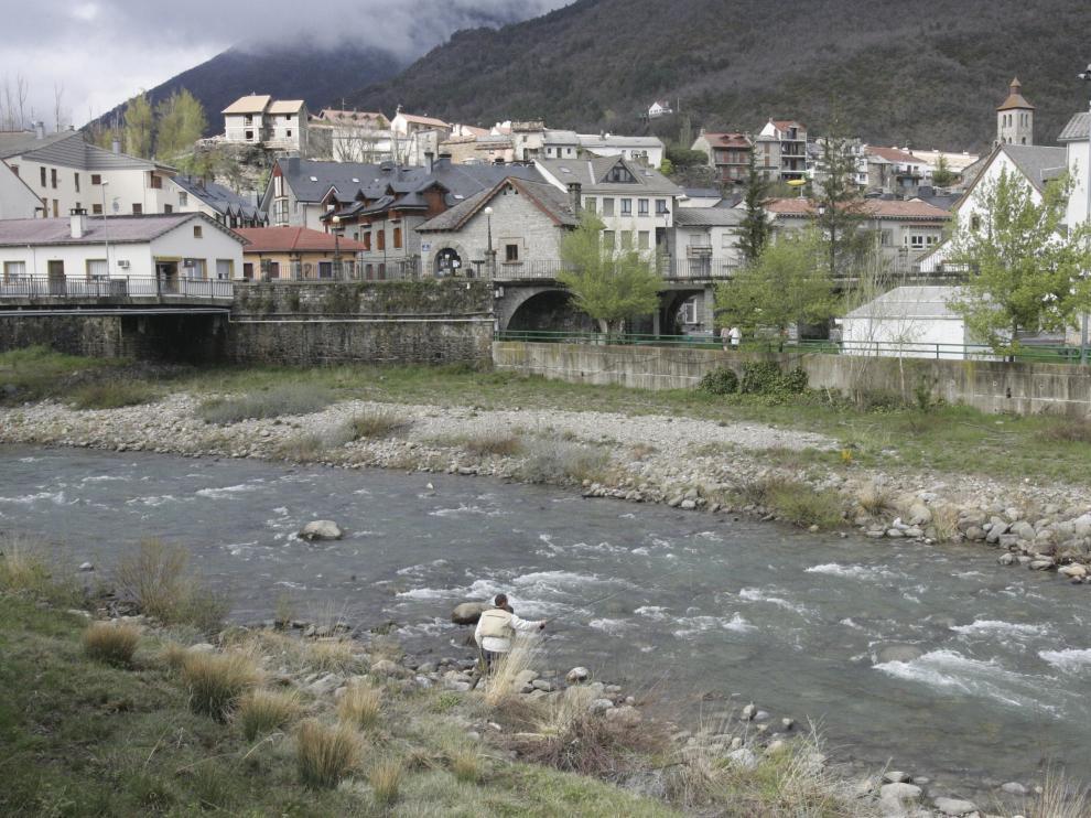 El río Gállego a su paso por Biescas.