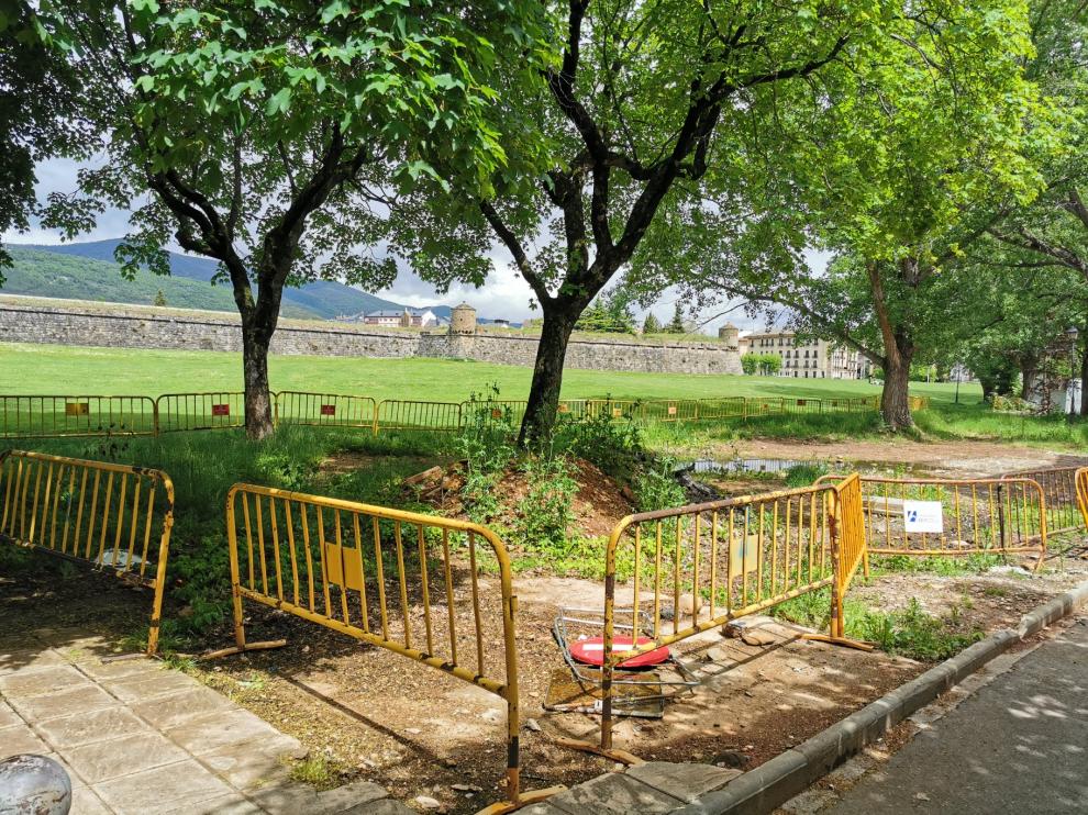 Las obras junto a la Ciudadela llevan un año paralizadas y la zona está vallada.