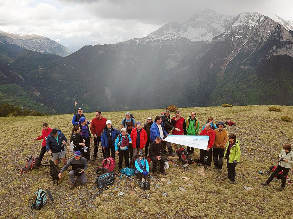 El grupo en la Peña del Cuezo, fotografiado con un dron.