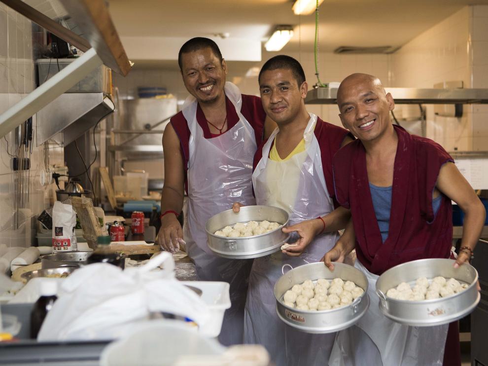Tres monjes tibetanos, preparando una cena típica de su región en el restaurante Aida de Zaragoza.