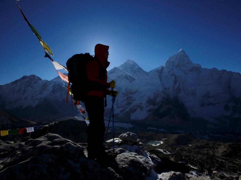 Un alpinista contempla el Monte Everest, a 8.850 metros de altura.